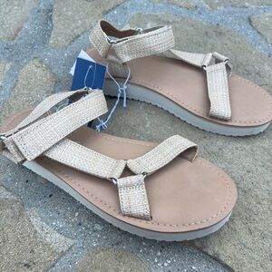 Universal Thread Sandals